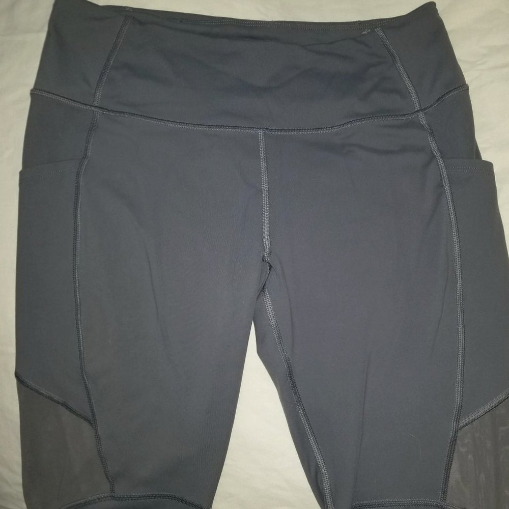 Victoria's Secret Knockout Sport Leggings with Mesh Panels Size Large Silver